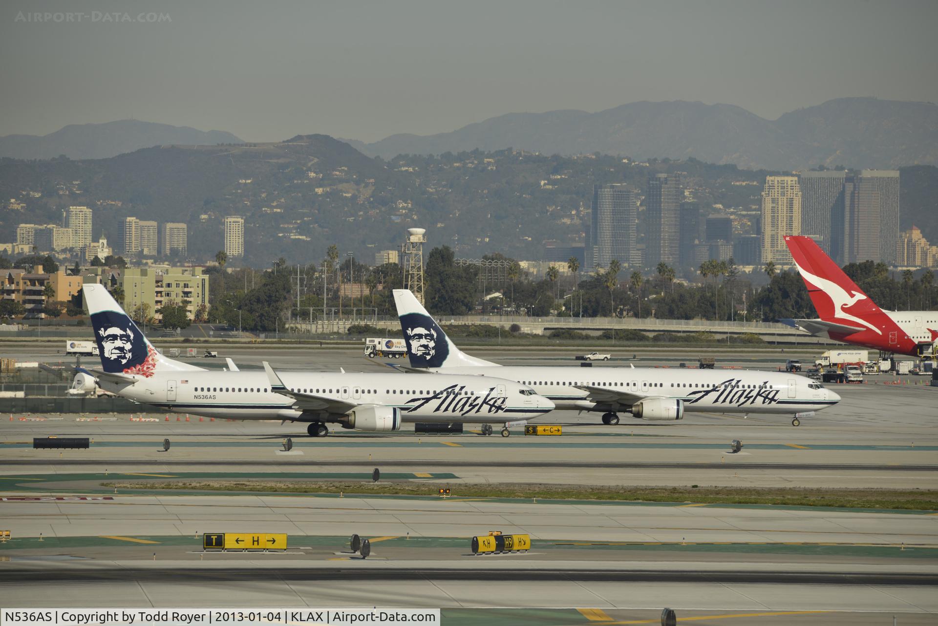 N536AS, 2012 Boeing 737-890 C/N 35203, Taxiing to gate