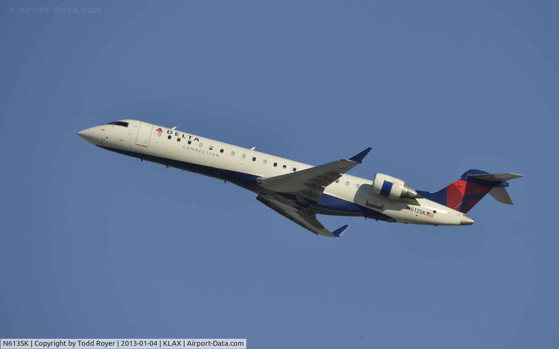 N613SK, 2002 Bombardier CRJ-701 (CL-600-2C10) Regional Jet C/N 10038, Departing LAX