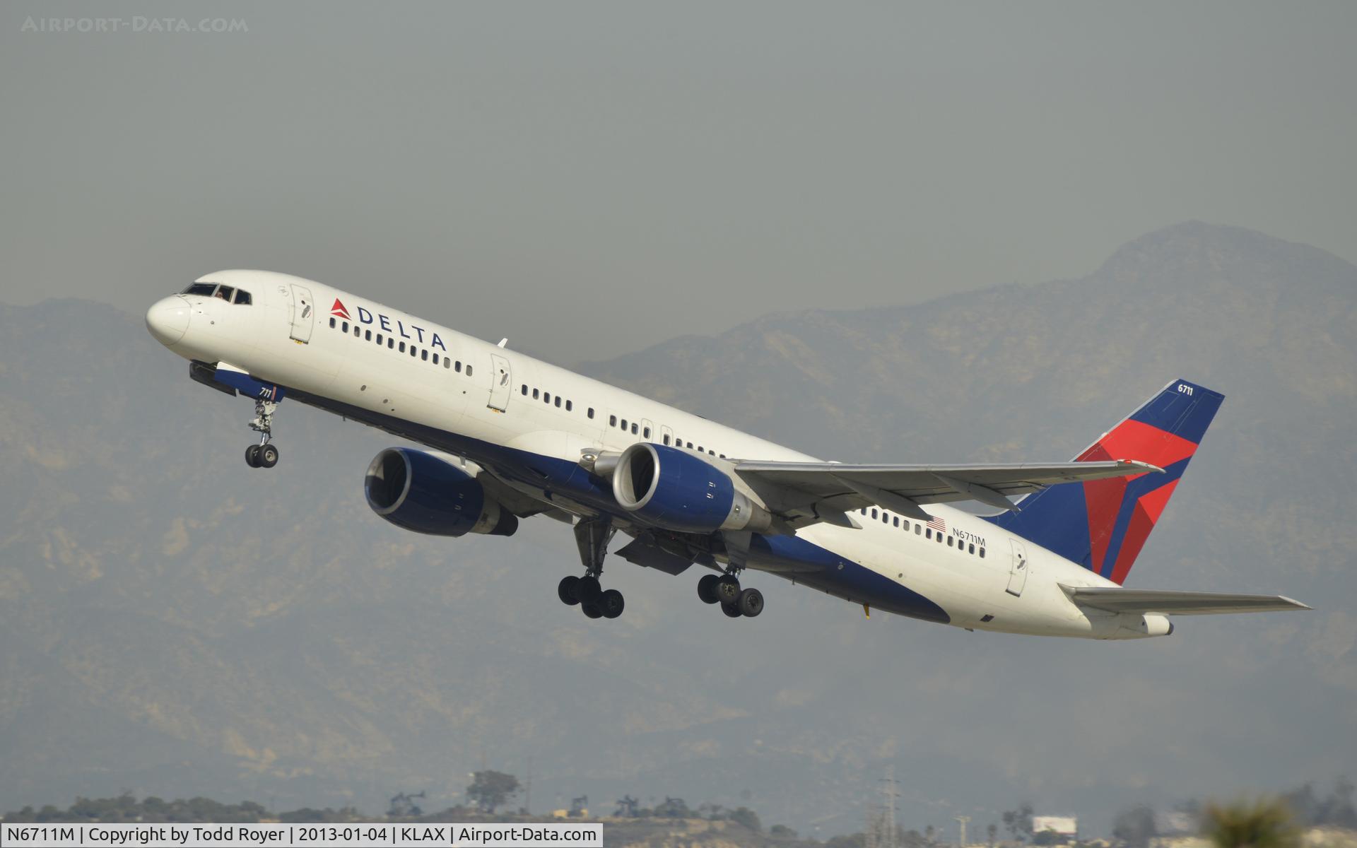 N6711M, 2000 Boeing 757-232 C/N 30483, Departing LAX