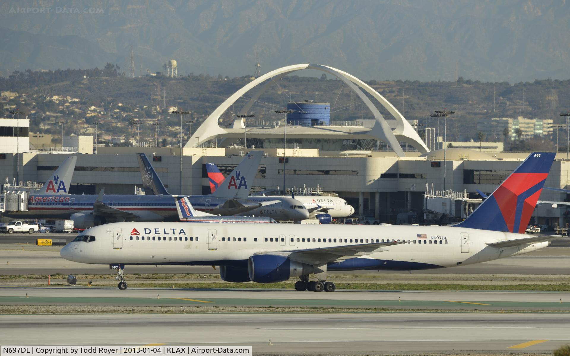 N697DL, 1999 Boeing 757-232 C/N 30318, Taxiing to gate