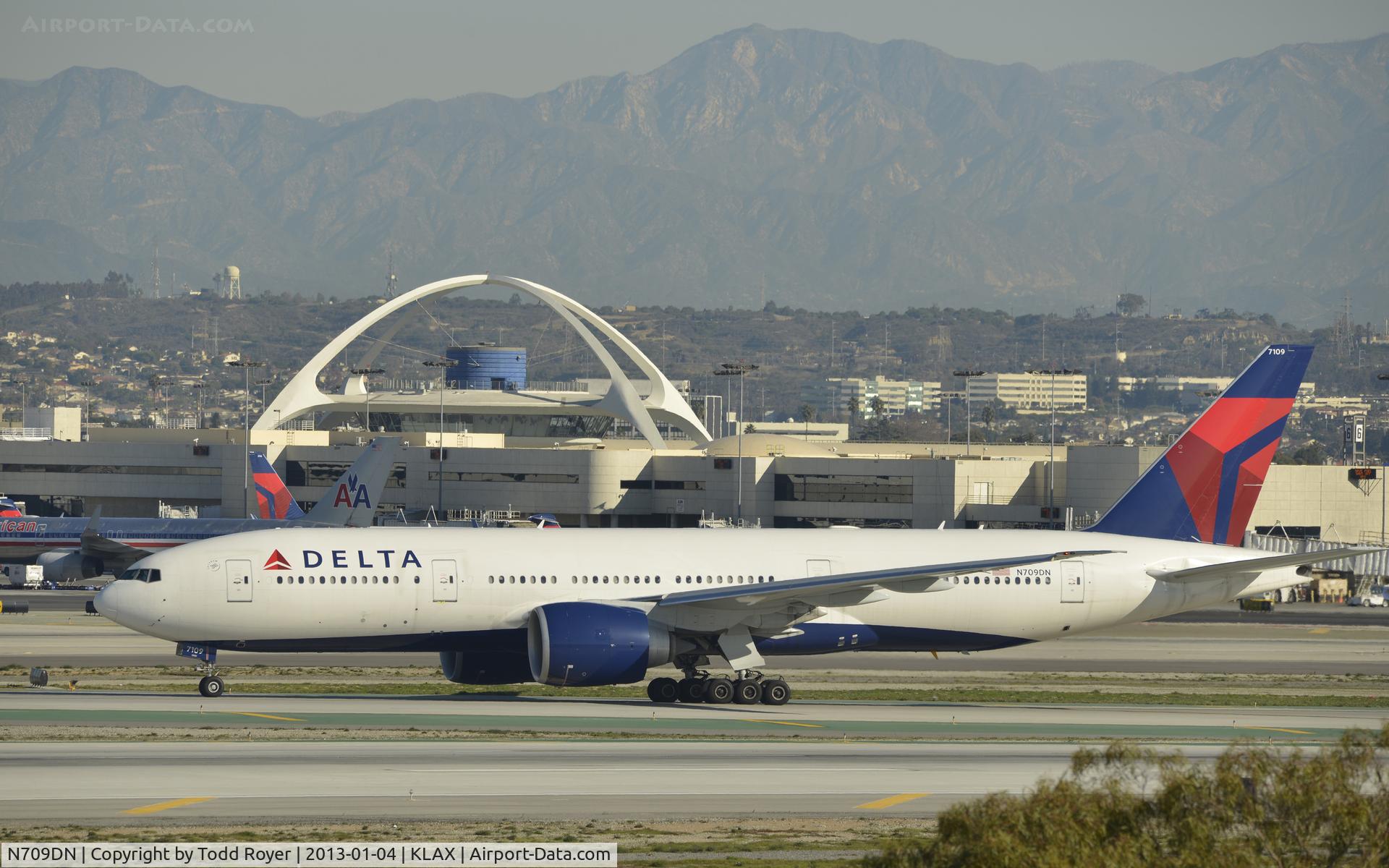 N709DN, 2010 Boeing 777-232/LR C/N 40559, Taxiing to gate