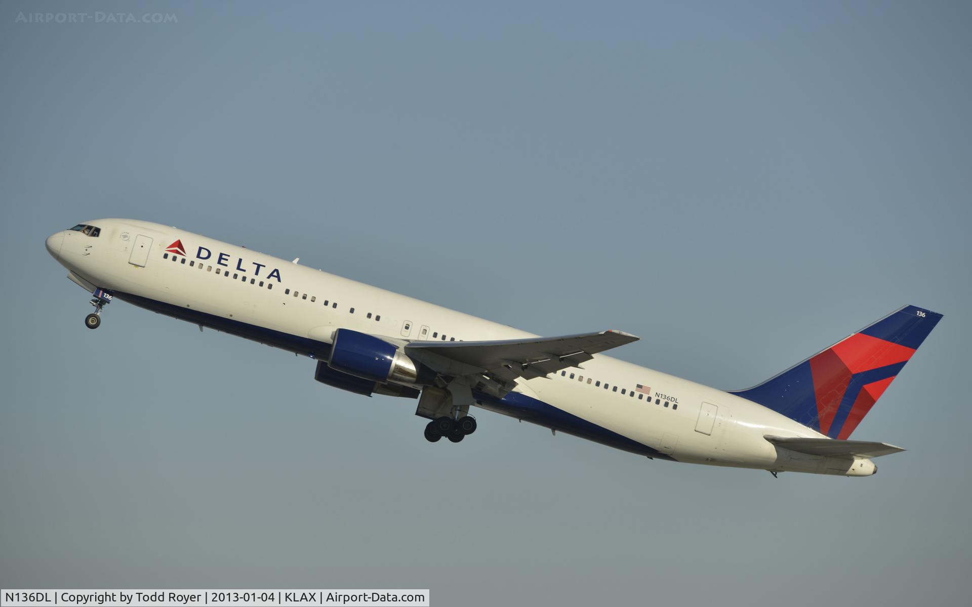 N136DL, 1991 Boeing 767-332 C/N 25146, Departing LAX
