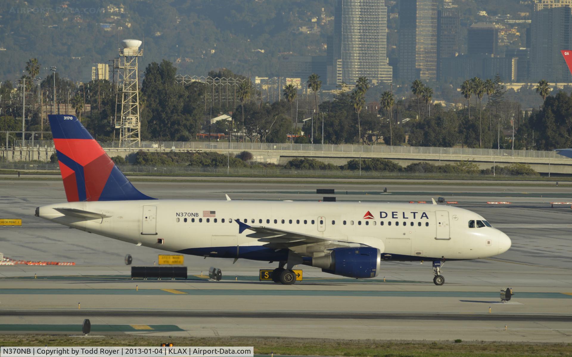 N370NB, 2003 Airbus A319-114 C/N 2087, Taxiing to gate