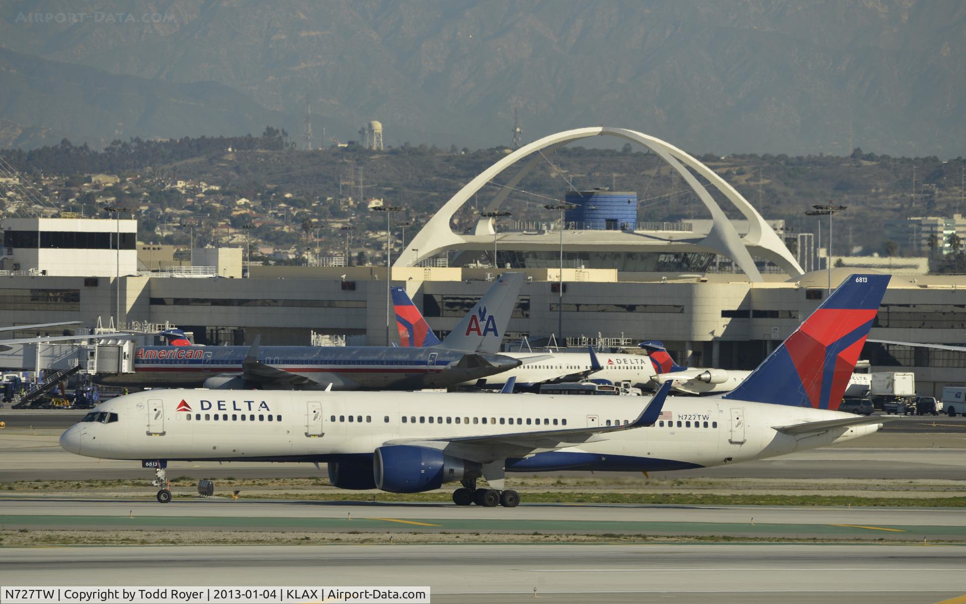N727TW, 1999 Boeing 757-231 C/N 30340, Taxiing to gate