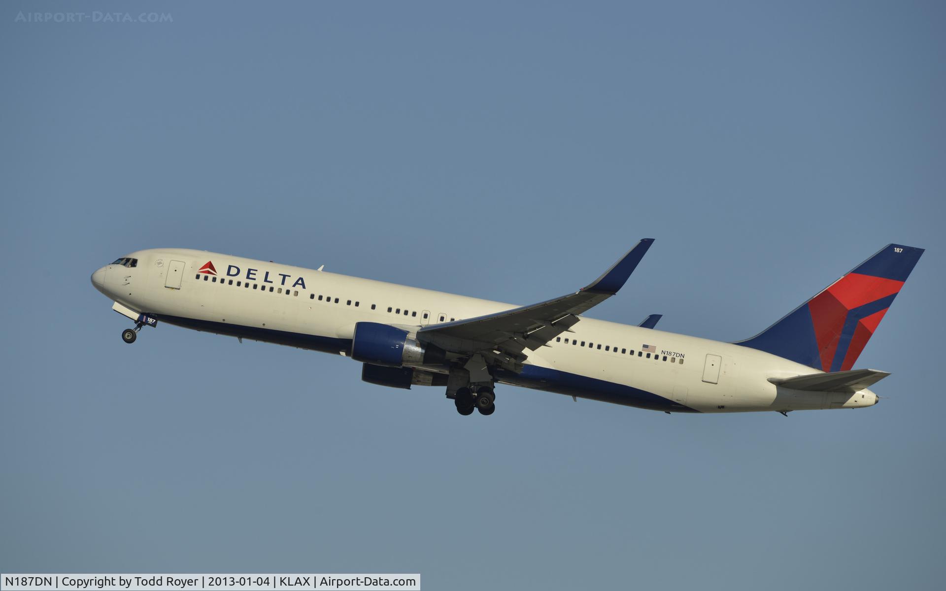 N187DN, 1996 Boeing 767-332/ER C/N 27582, Departing LAX