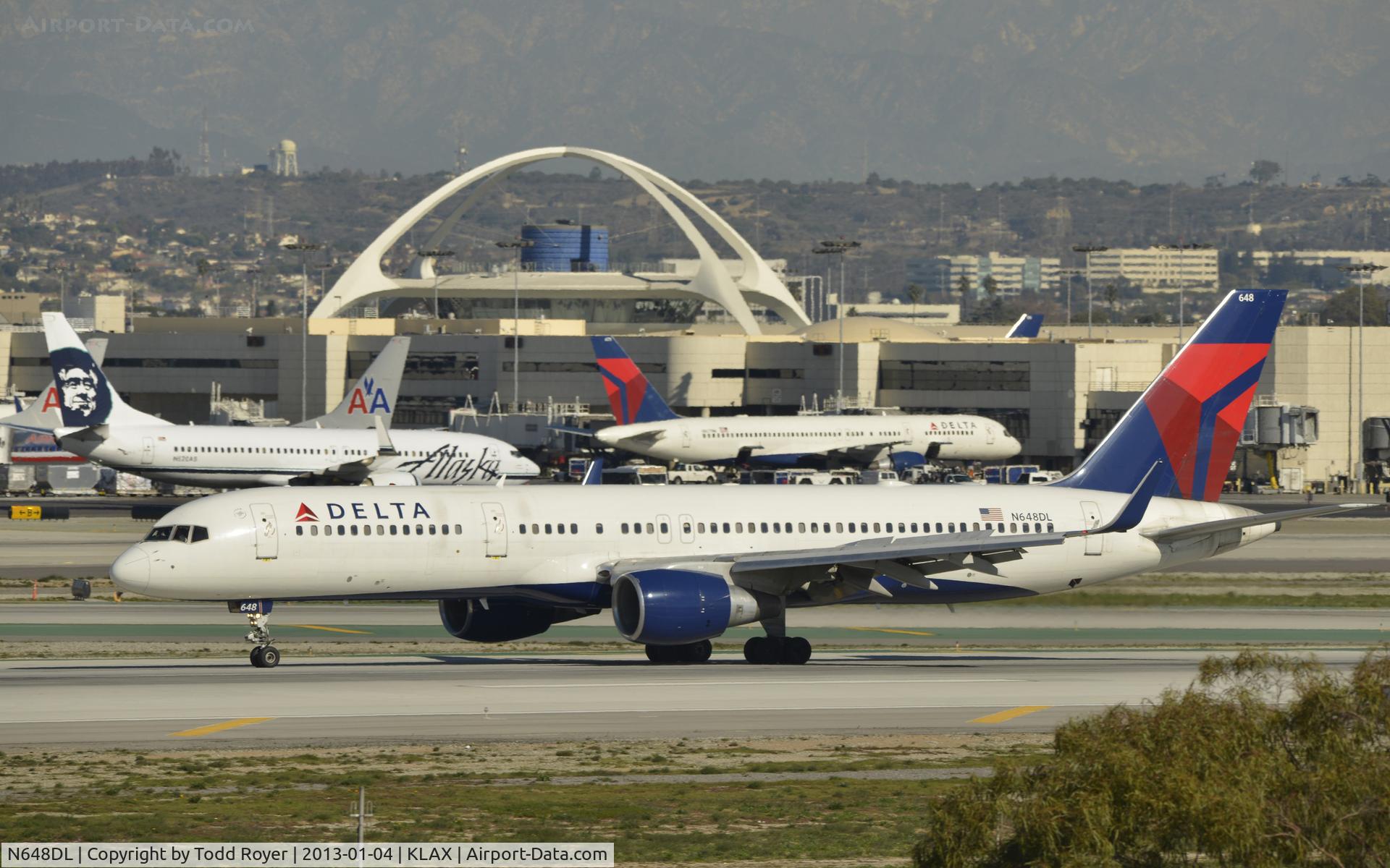 N648DL, 1989 Boeing 757-232 C/N 24372, Taxiing to gate