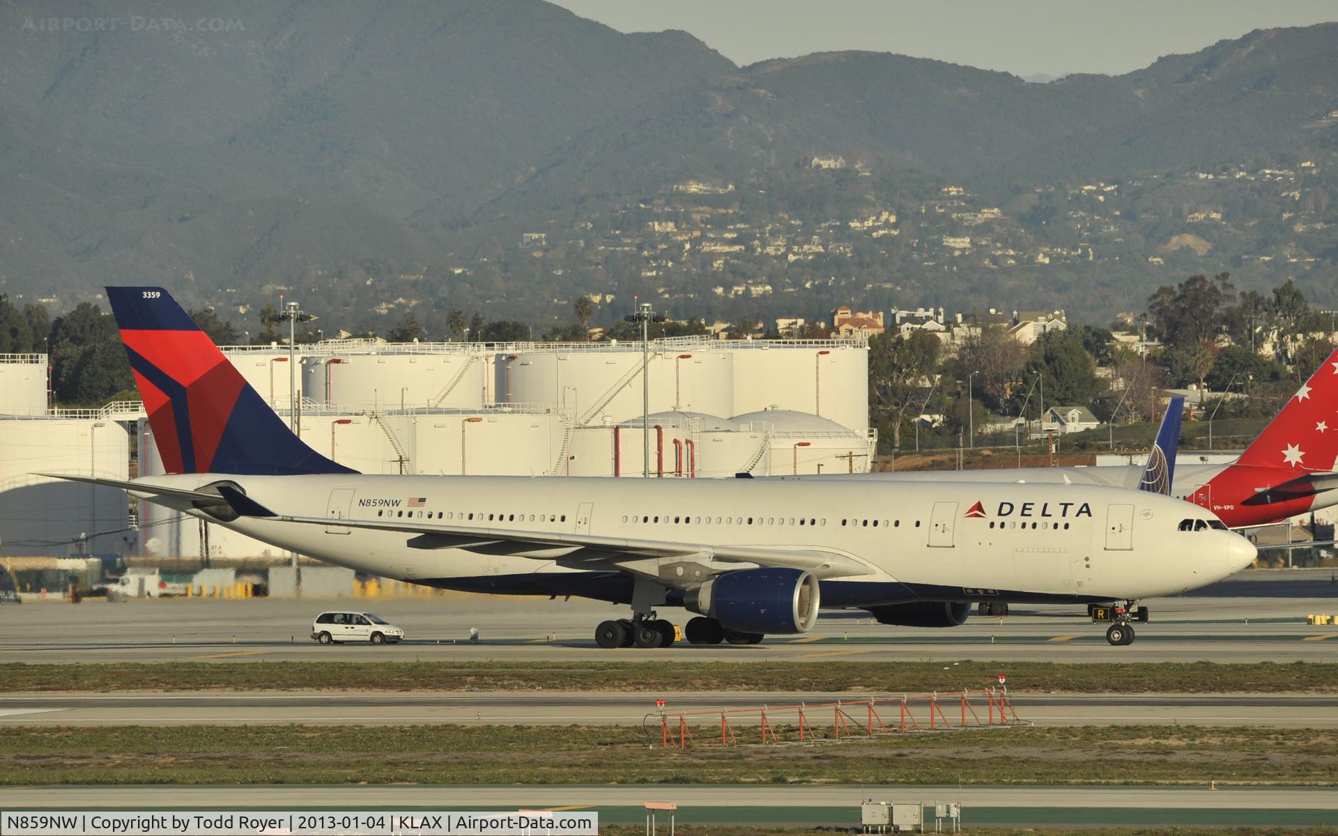 N859NW, 2006 Airbus A330-223 C/N 0722, Taxiing to gate
