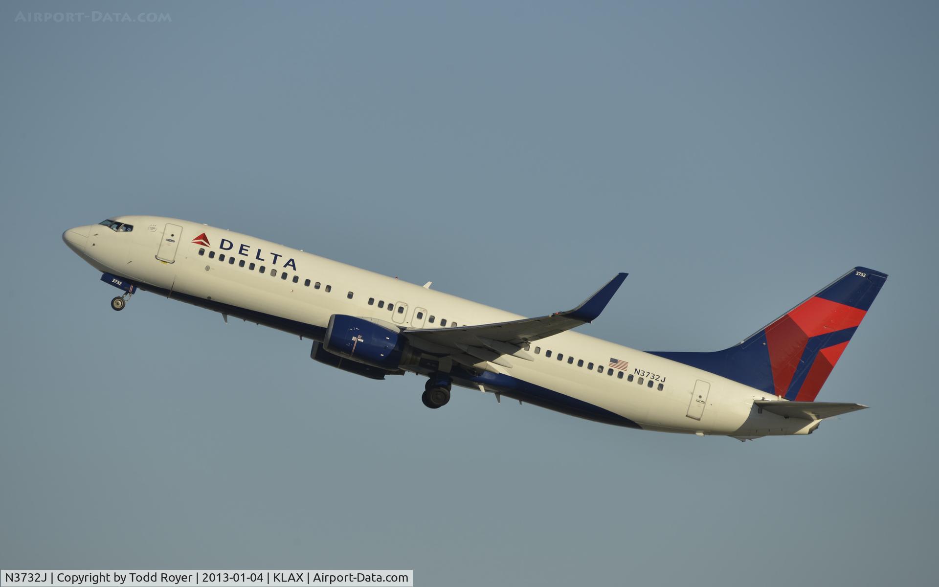 N3732J, 2000 Boeing 737-832 C/N 30380, Departing LAX