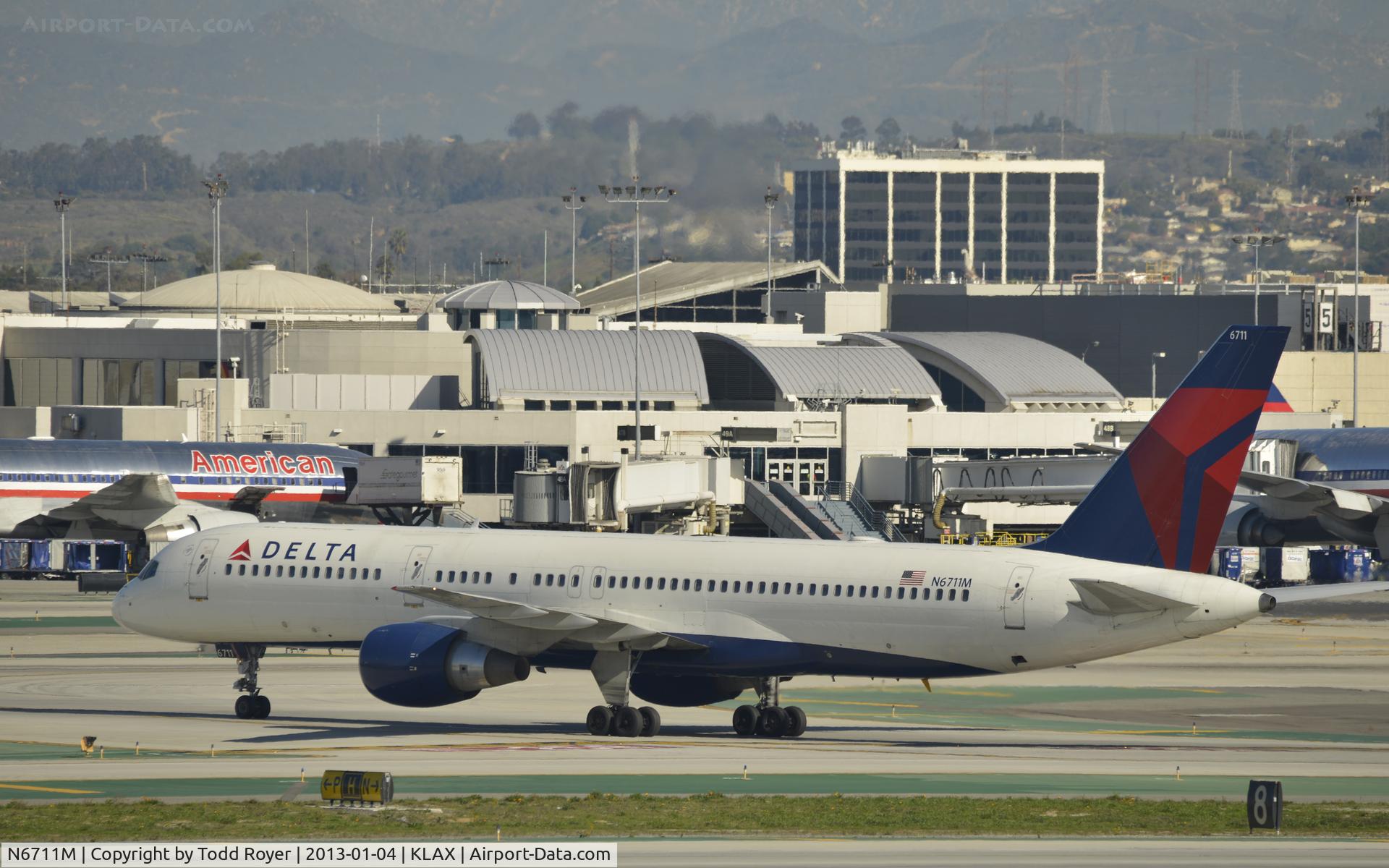 N6711M, 2000 Boeing 757-232 C/N 30483, Taxiing to gate