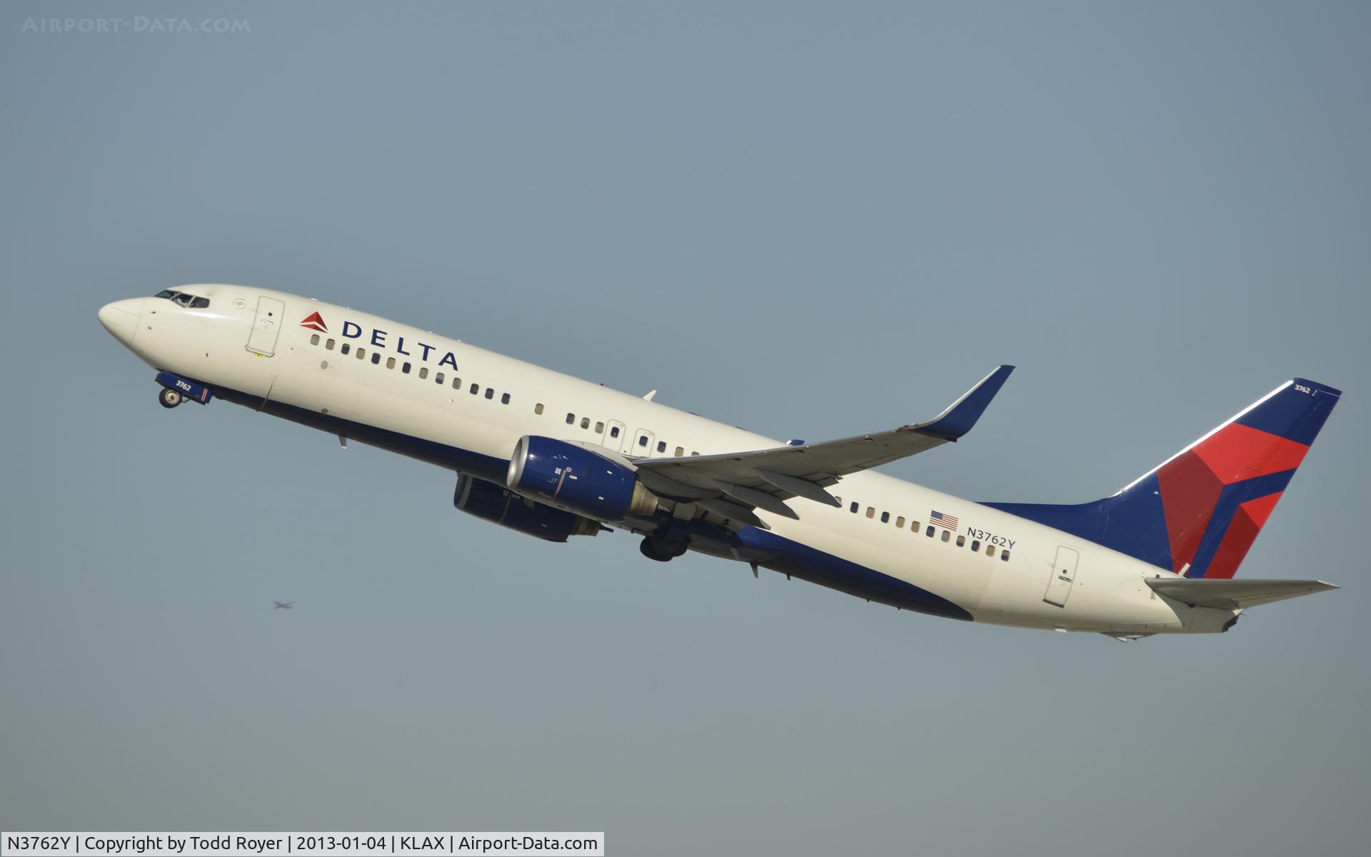 N3762Y, 2001 Boeing 737-832 C/N 30817, Departing LAX