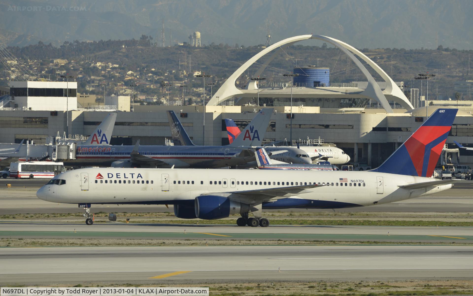 N697DL, 1999 Boeing 757-232 C/N 30318, Taxiing to gate