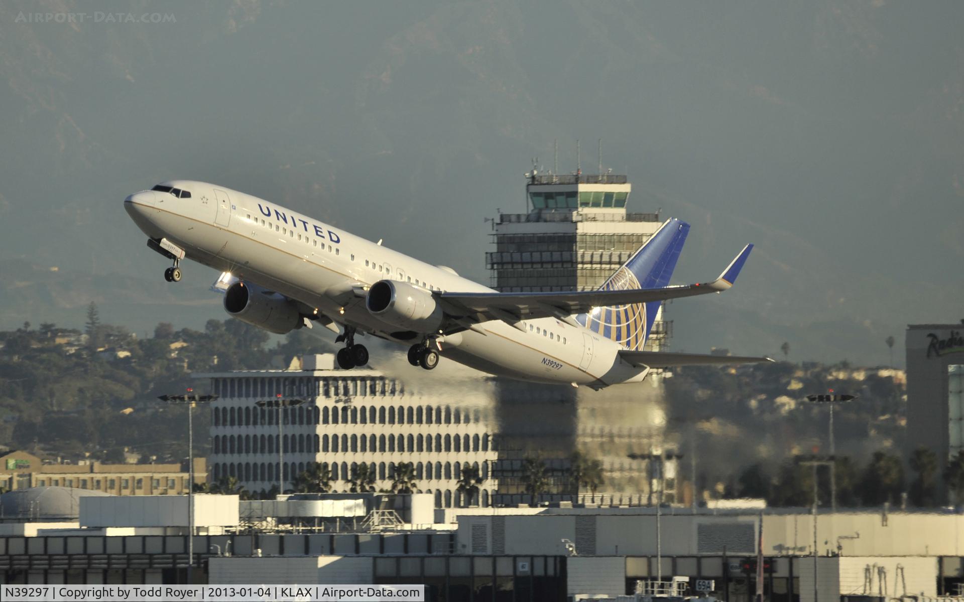 N39297, 2005 Boeing 737-824 C/N 34003, Departing LAX
