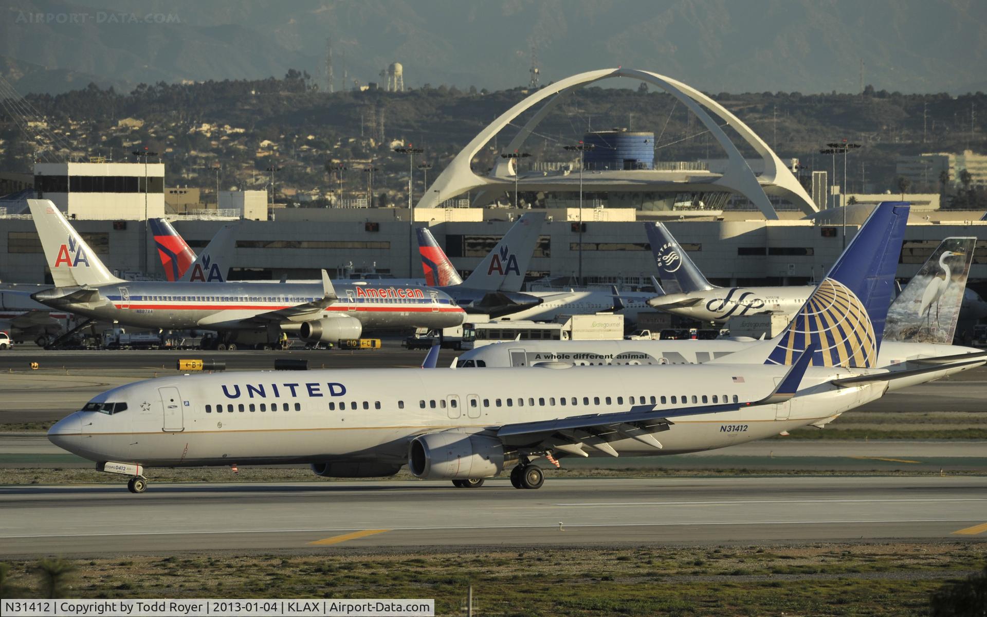 N31412, 2002 Boeing 737-924 C/N 30129, Taxiing to gate