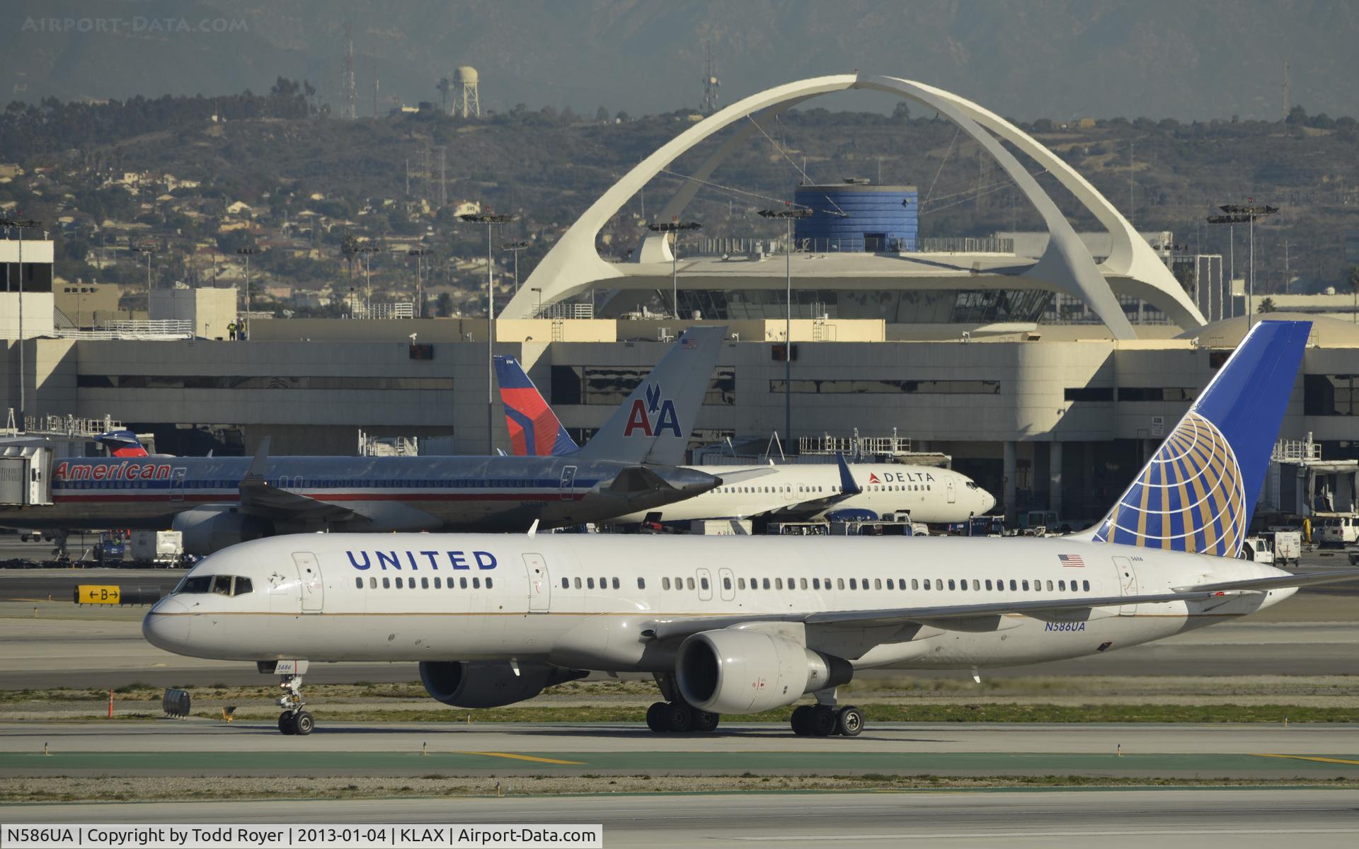 N586UA, 1993 Boeing 757-222F C/N 26710, Taxiing to gate