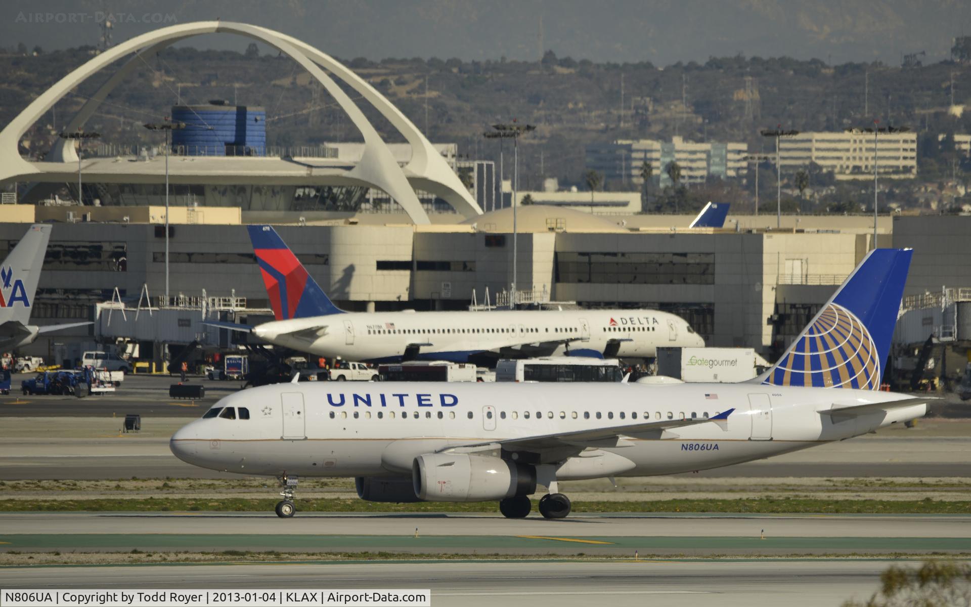N806UA, 1998 Airbus A319-131 C/N 788, Taxiing to gate