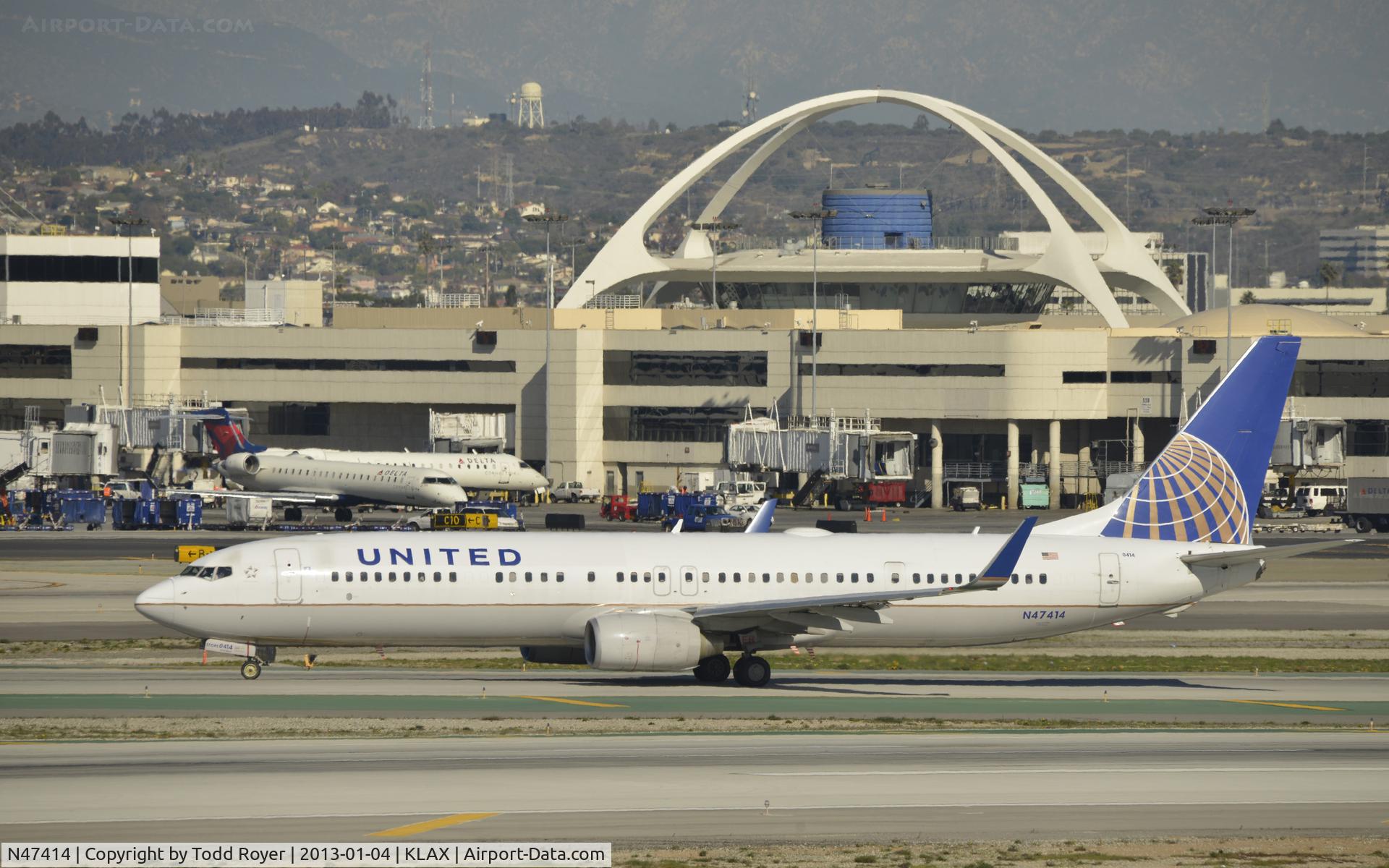 N47414, 2008 Boeing 737-924/ER C/N 32827, Taxing to gate