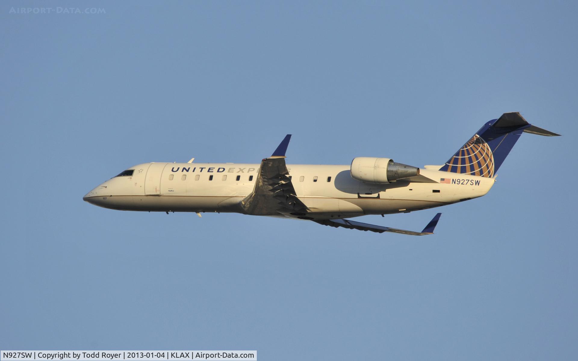 N927SW, 2002 Bombardier CRJ-200ER (CL-600-2B19) C/N 7693, Departing LAX