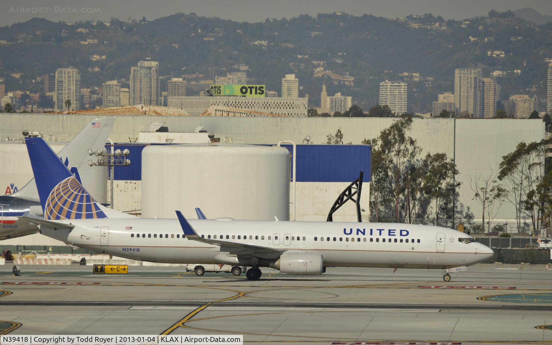 N39418, 2008 Boeing 737-924/ER C/N 33456, Departing LAX