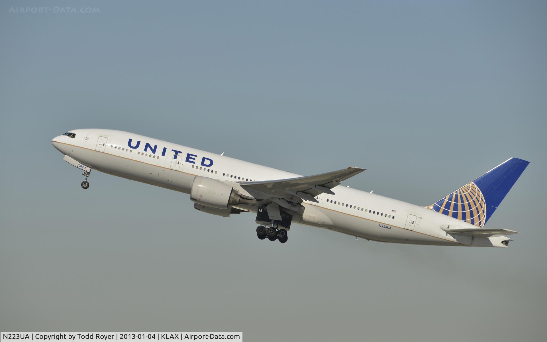 N223UA, 2001 Boeing 777-222 C/N 30224, Departing LAX