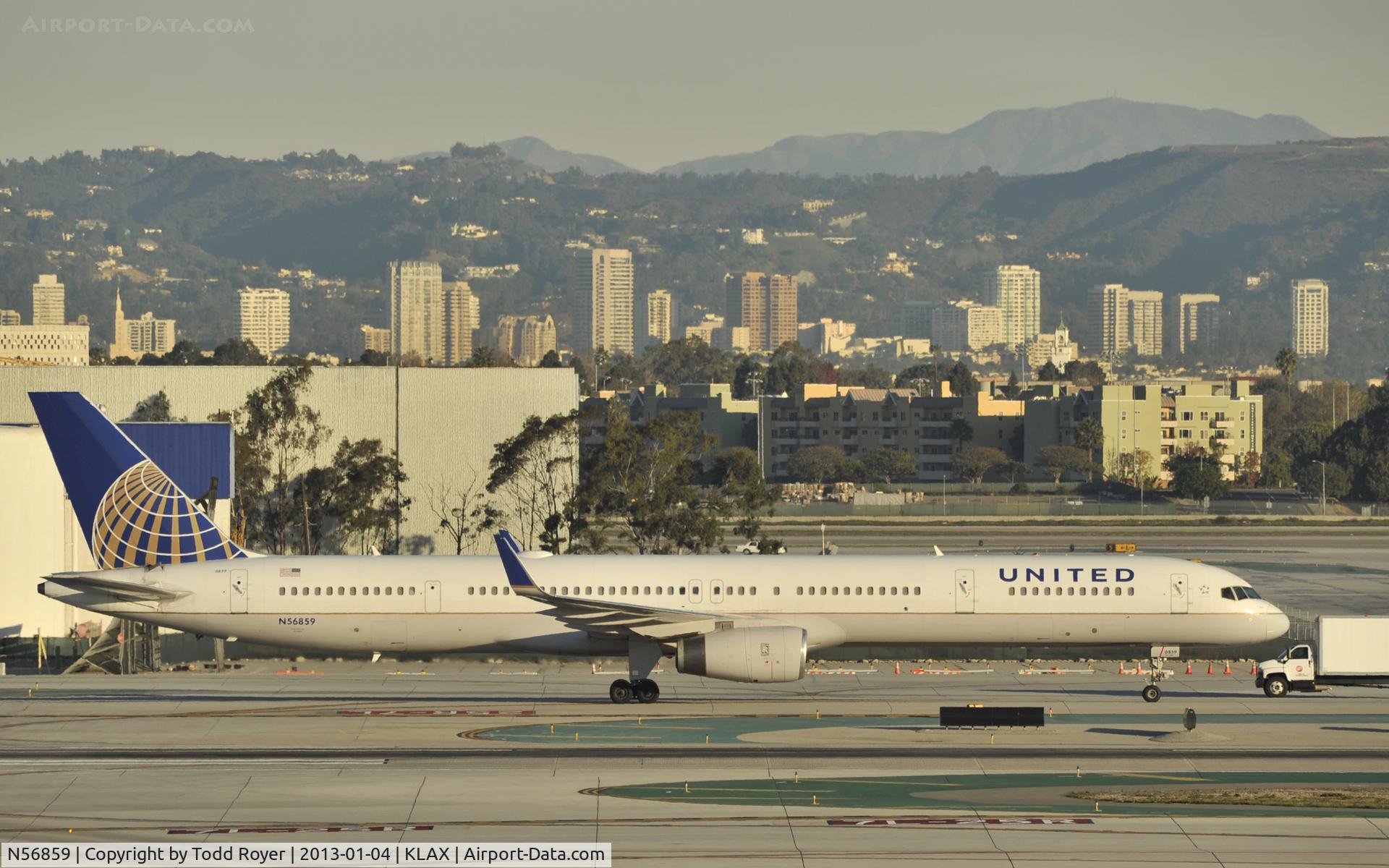 N56859, 2004 Boeing 757-324 C/N 32818, Taxiing to gate