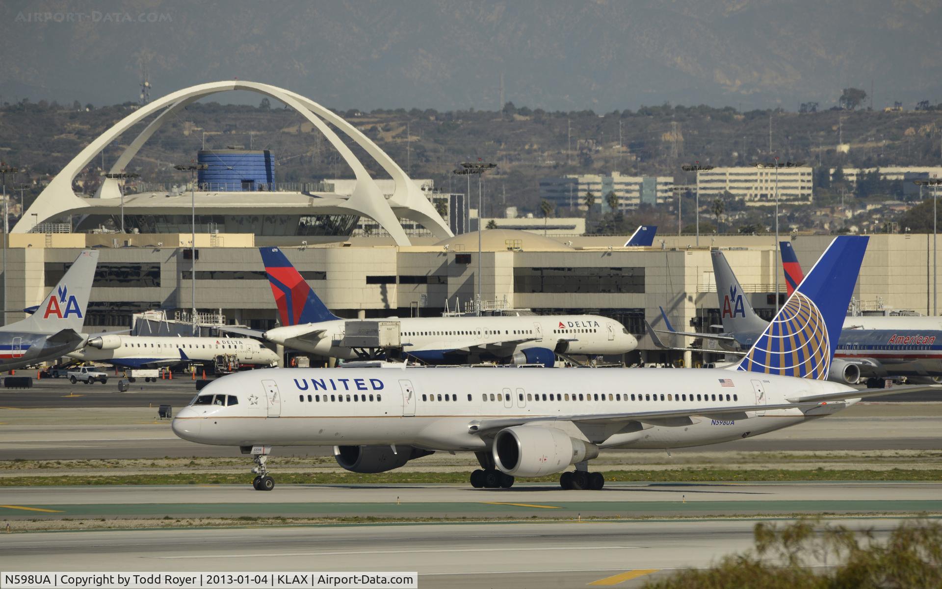 N598UA, 1999 Boeing 757-222 C/N 28751, Taxiing to gate