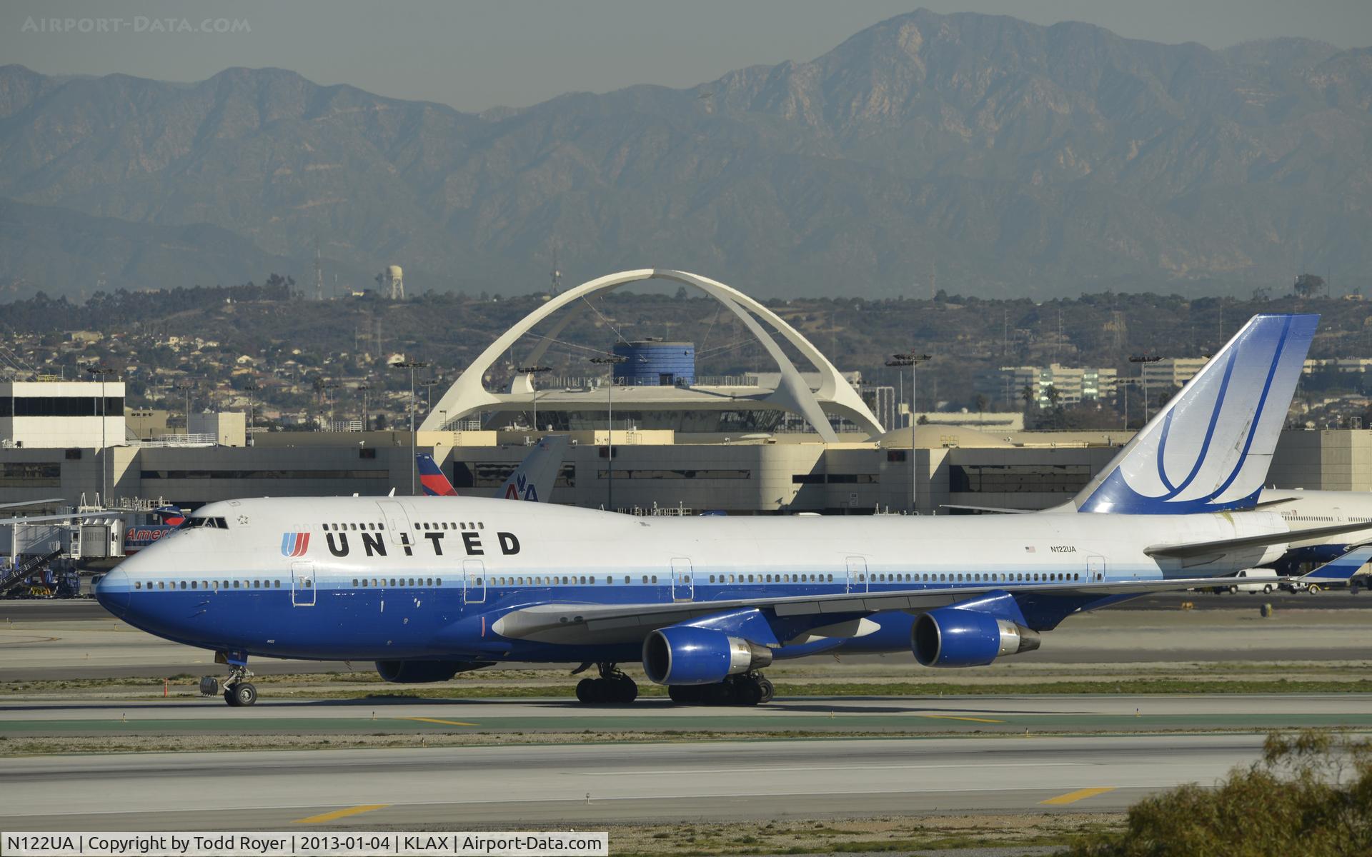 N122UA, 1999 Boeing 747-422 C/N 29168, Taxiing to gate