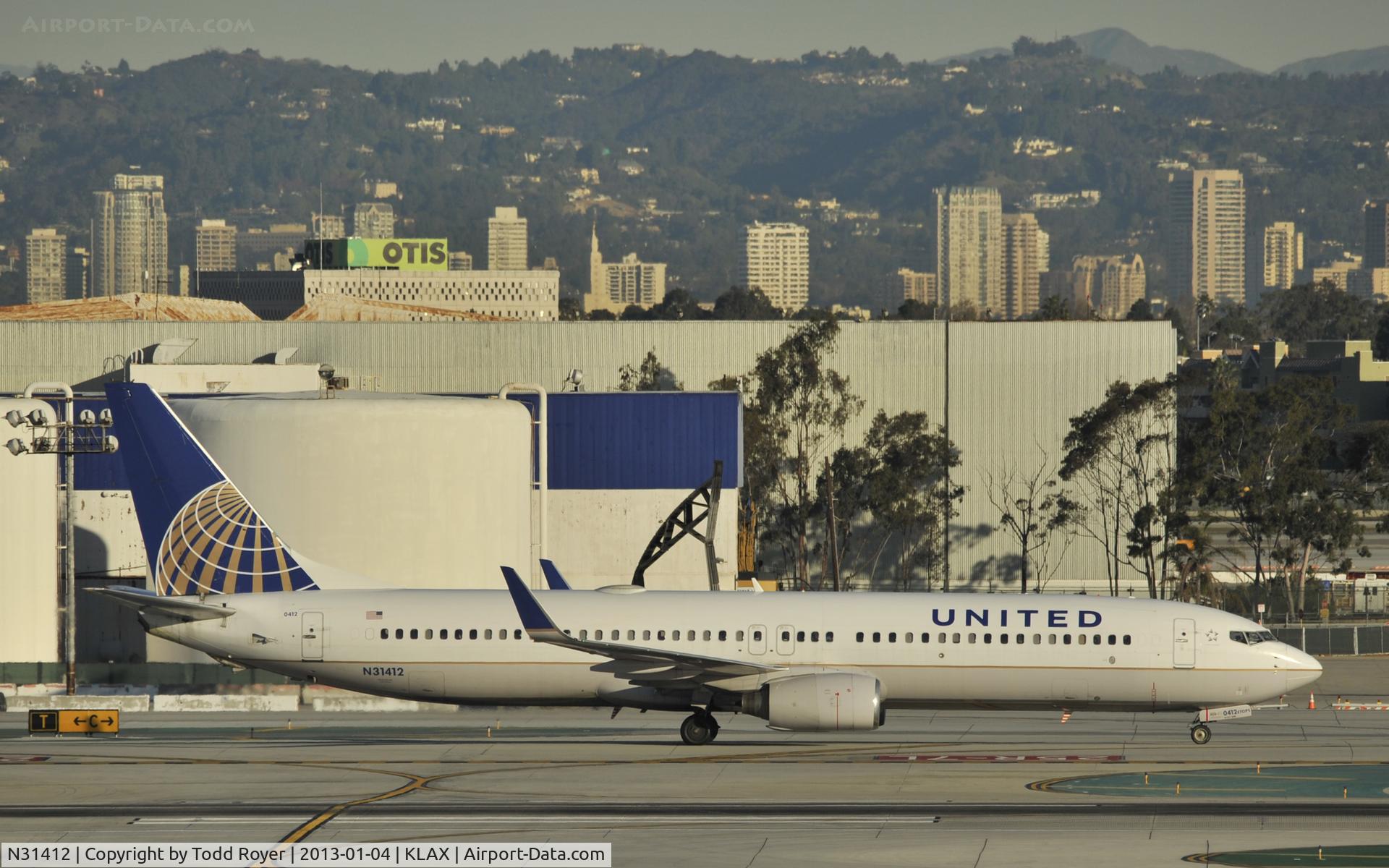 N31412, 2002 Boeing 737-924 C/N 30129, Taxiing to gate