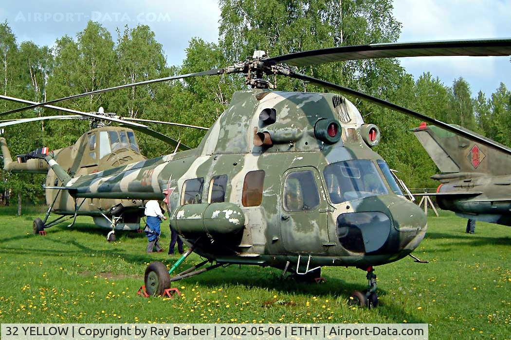 32 YELLOW, Mil Mi-2 C/N 511019039, Mil Mi-2 Hoplite [511019039] Cottbus~D 06/05/2002
