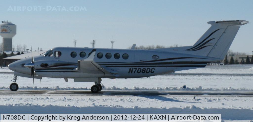 N708DC, Raytheon Aircraft Company B300 C/N FL-371, Raytheon B300 Super King Air taxiing to runway 31 for departure on Christmas Eve.