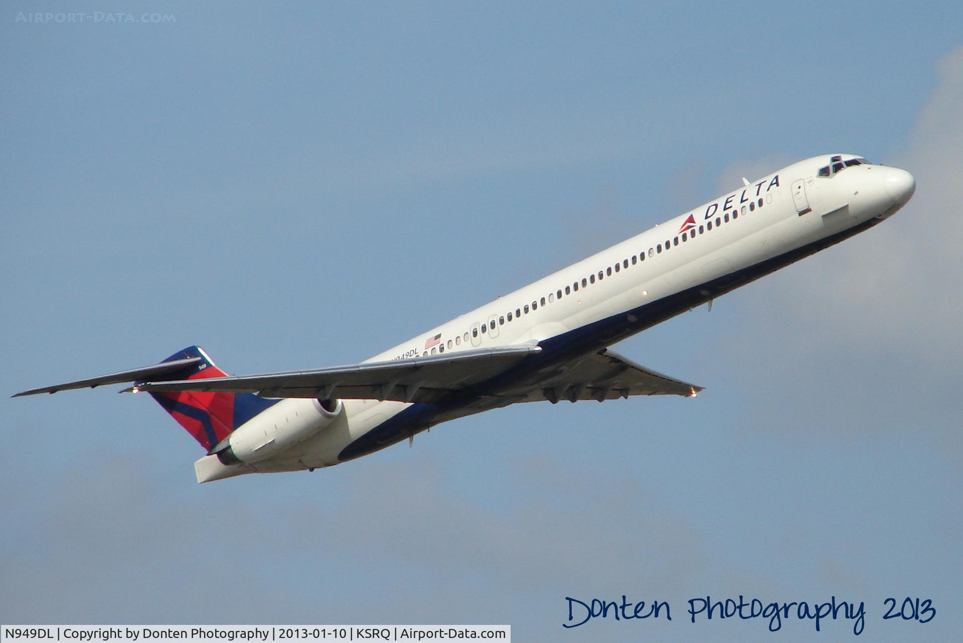 N949DL, 1990 McDonnell Douglas MD-88 C/N 49880, Delta Flight 2208 (N949DL) departs Sarasota-Bradenton International Airport enroute to Laguardia Airport