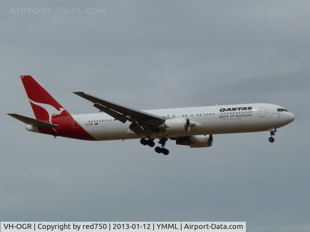 VH-OGR, 1997 Boeing 767-338 C/N 28724, VH-OGR approaching Rwy 16, YMML