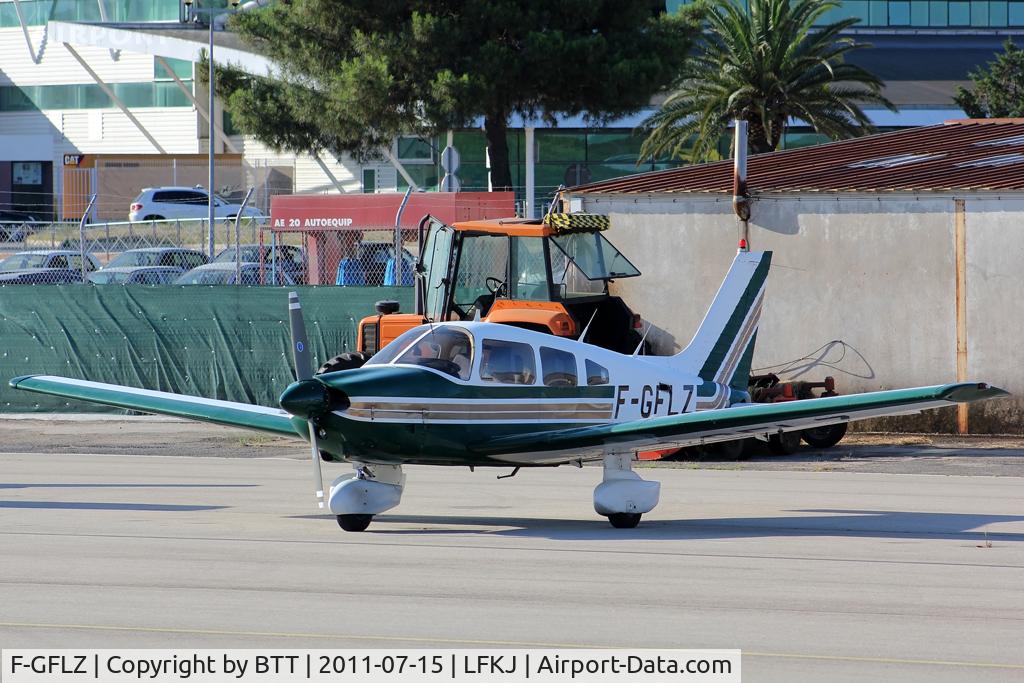 F-GFLZ, Piper PA-28-181 C/N 28-8690049, Parked