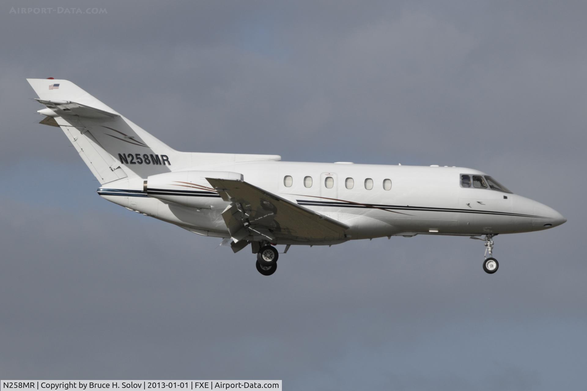 N258MR, 1994 Raytheon Hawker 800 C/N 258258, On approach to runway 8