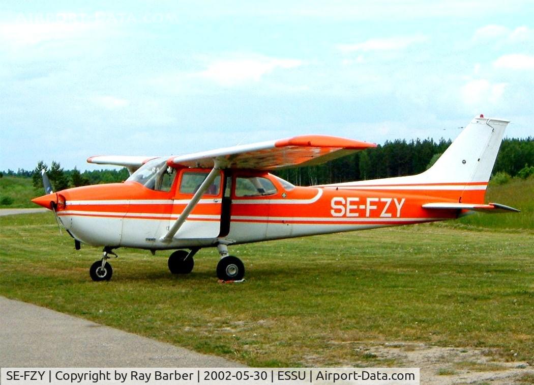 SE-FZY, 1974 Cessna F172M Skyhawk C/N F17201024, R/Cessna F.172M Skyhawk [1024] Eskilstuna~SE 30/05/2002