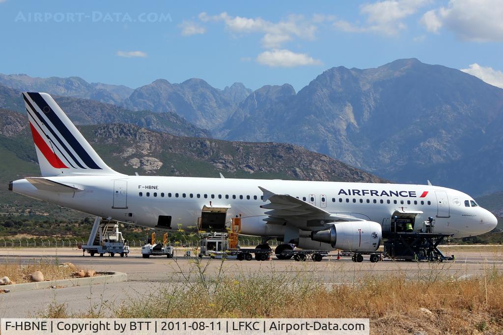 F-HBNE, 2011 Airbus A320-214 C/N 4664, Loading