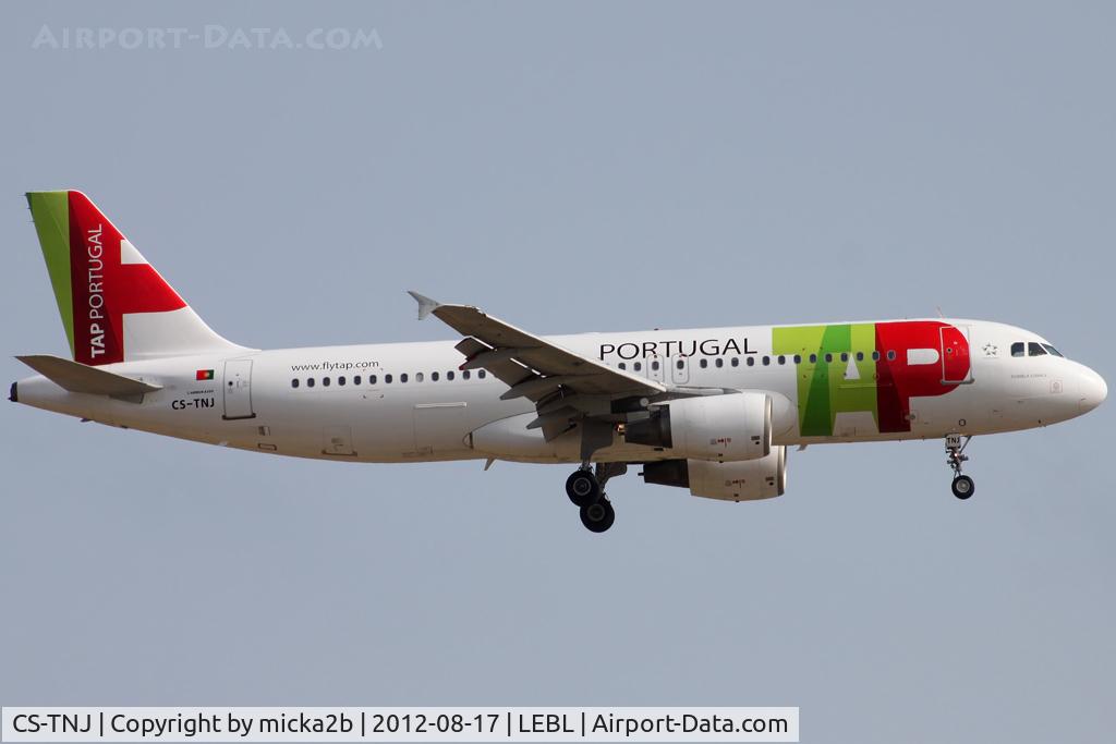 CS-TNJ, 2000 Airbus A320-214 C/N 1181, Landing