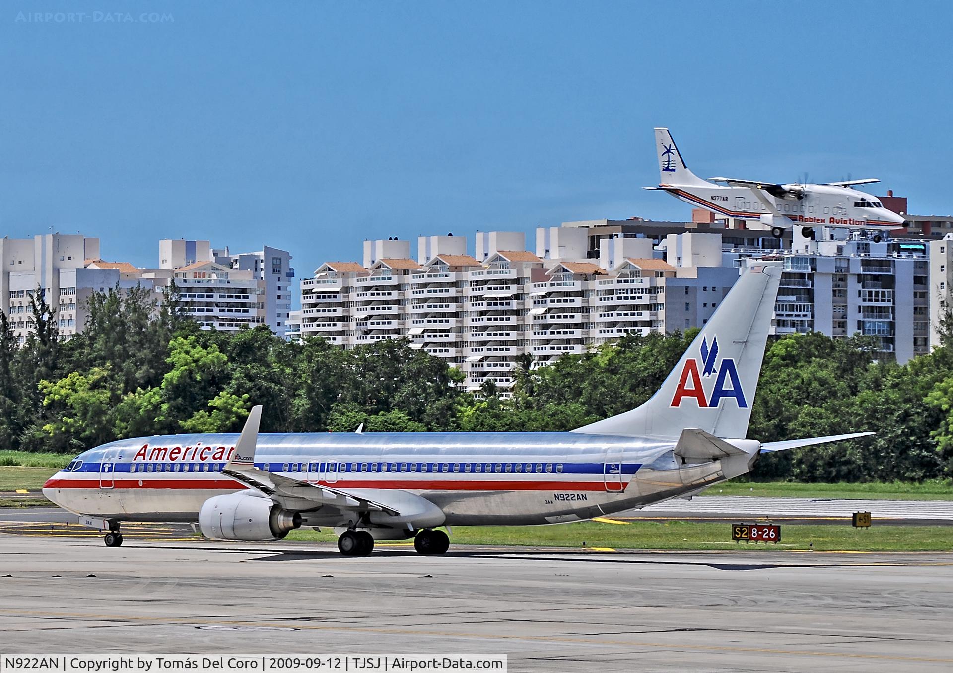 N922AN, 1999 Boeing 737-823 C/N 29523, American Airlines Boeing 737-823 N922AN / 3AX (cn 29523/398)

Roblex Aviation Short 360-300 N377AR (cn SH3755)

San Juan - Luis Munoz Marin International (SJU / TJSJ)
Puerto Rico, 2009 
Aeroparque (Aeropark)
Photo : Tomás Del Coro