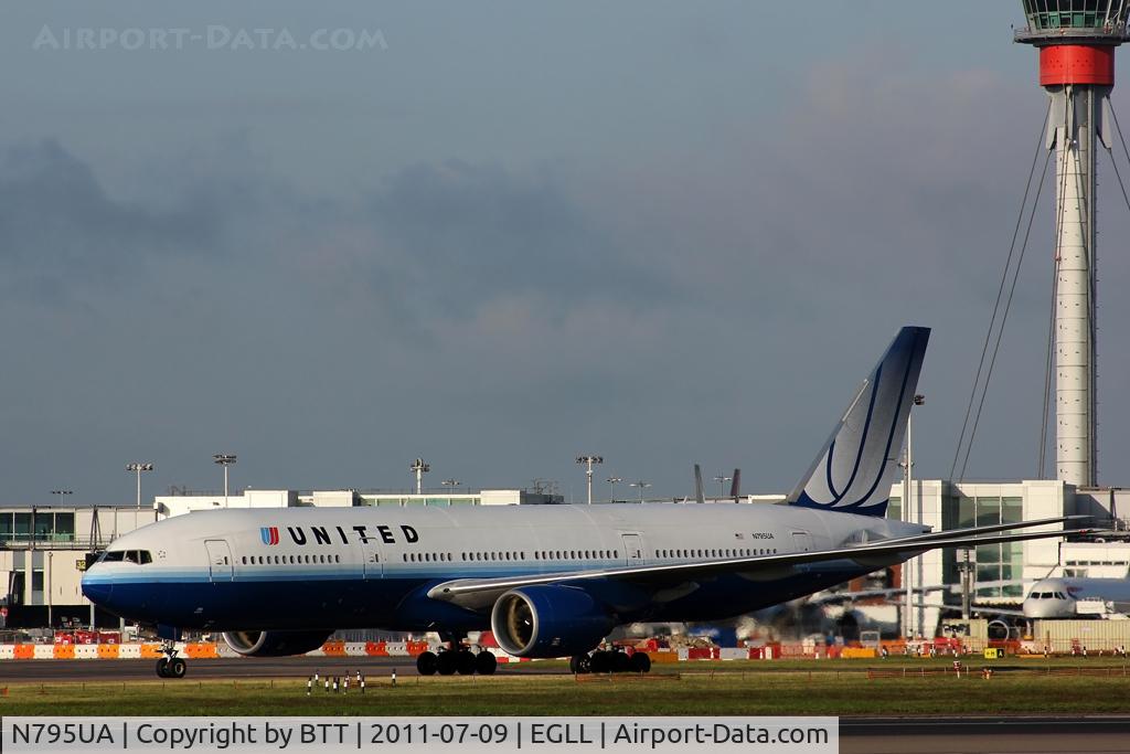 N795UA, 1997 Boeing 777-222 C/N 26927, Taxiing