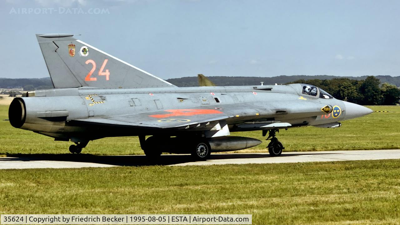 35624, Saab J-35J Draken C/N 35-624, taxying to the active