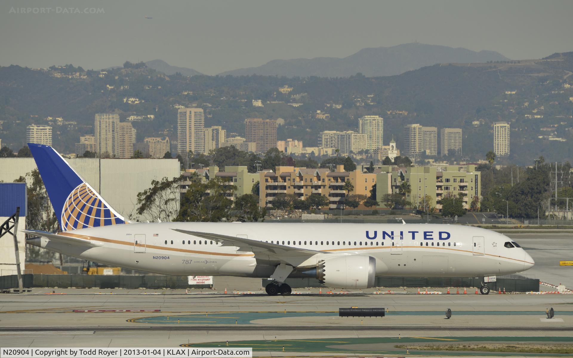 N20904, 2012 Boeing 787-8 Dreamliner C/N 34824, Taxiing to gate