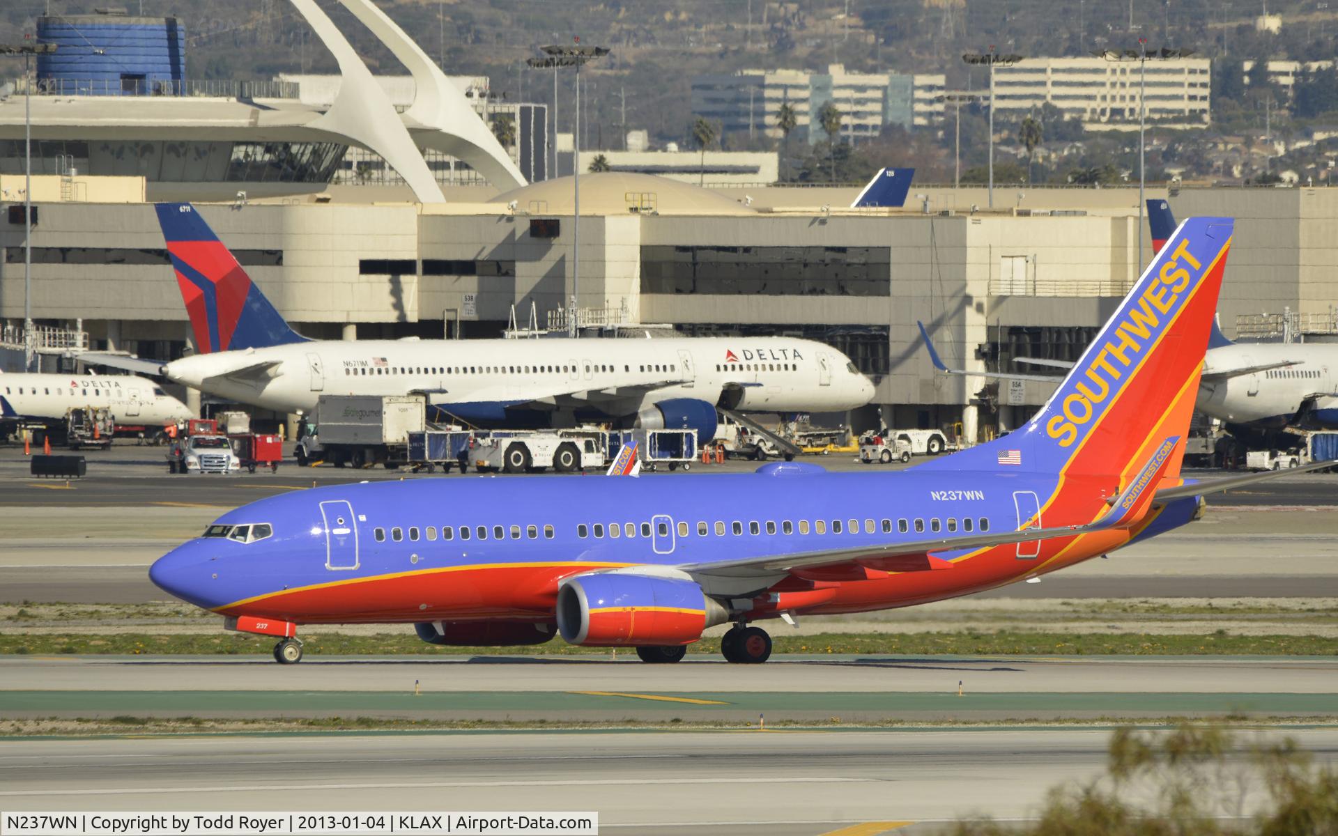 N237WN, 2006 Boeing 737-7H4 C/N 34632, Taxiing to gate
