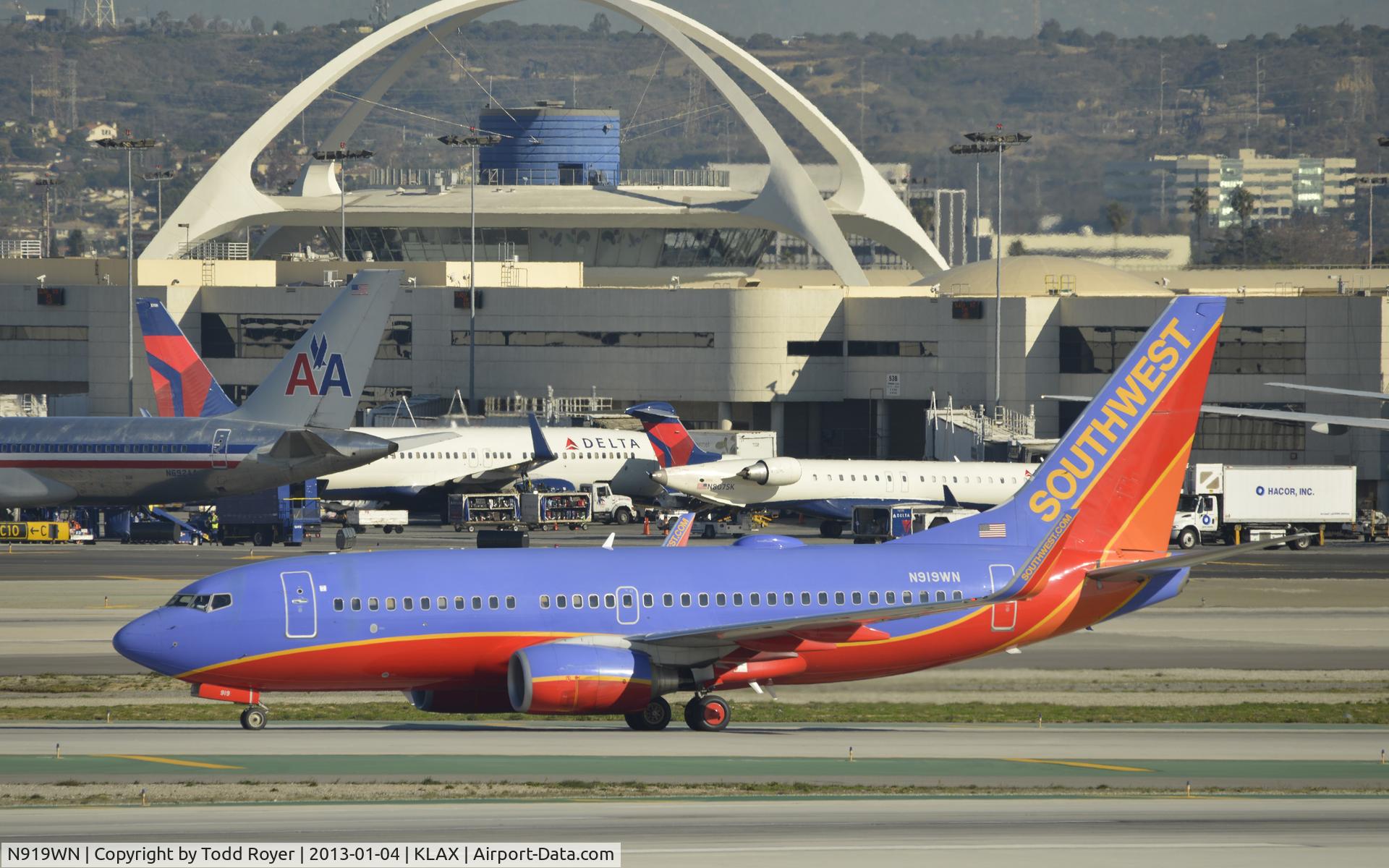 N919WN, 2008 Boeing 737-7H4 C/N 36625, Taxiing to gate