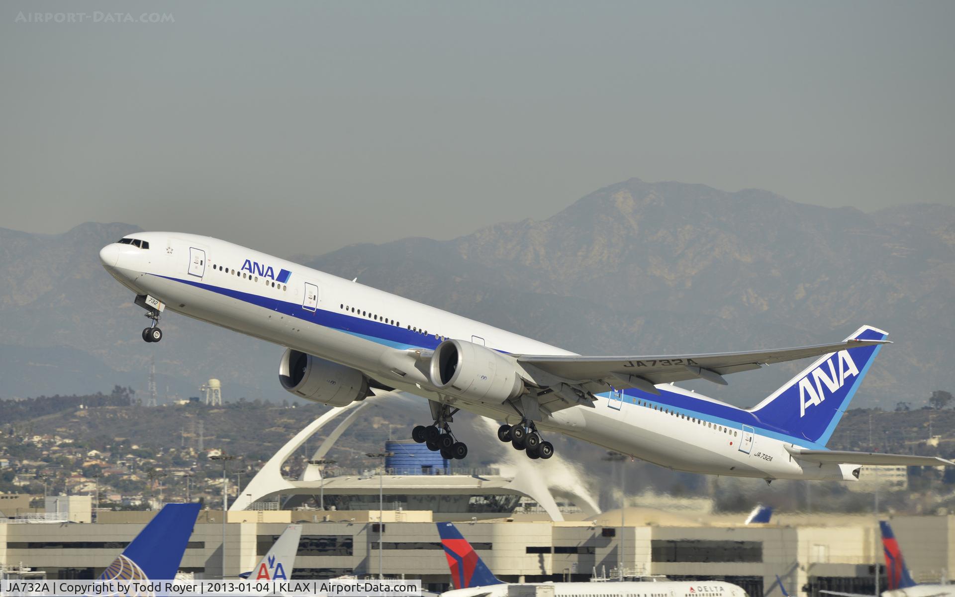 JA732A, 2005 Boeing 777-381/ER C/N 27038, Departing LAX