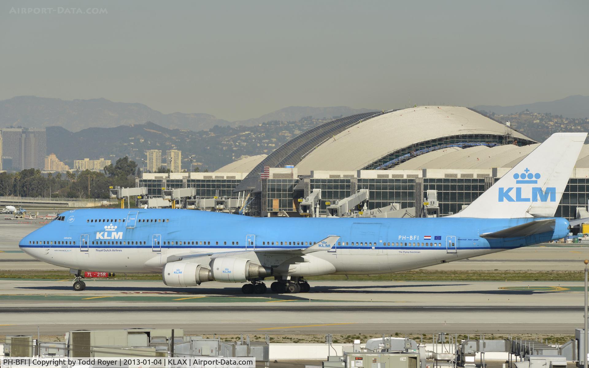 PH-BFI, 1991 Boeing 747-406BC C/N 25086, Taxiing to gate