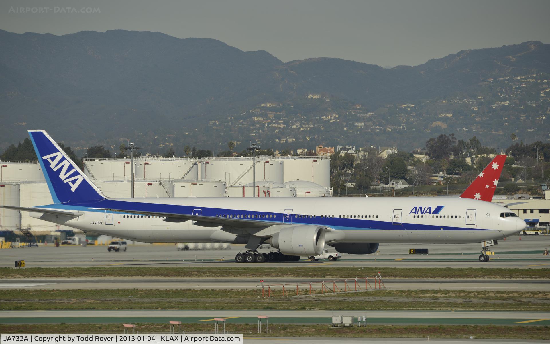 JA732A, 2005 Boeing 777-381/ER C/N 27038, Taxiing for departure