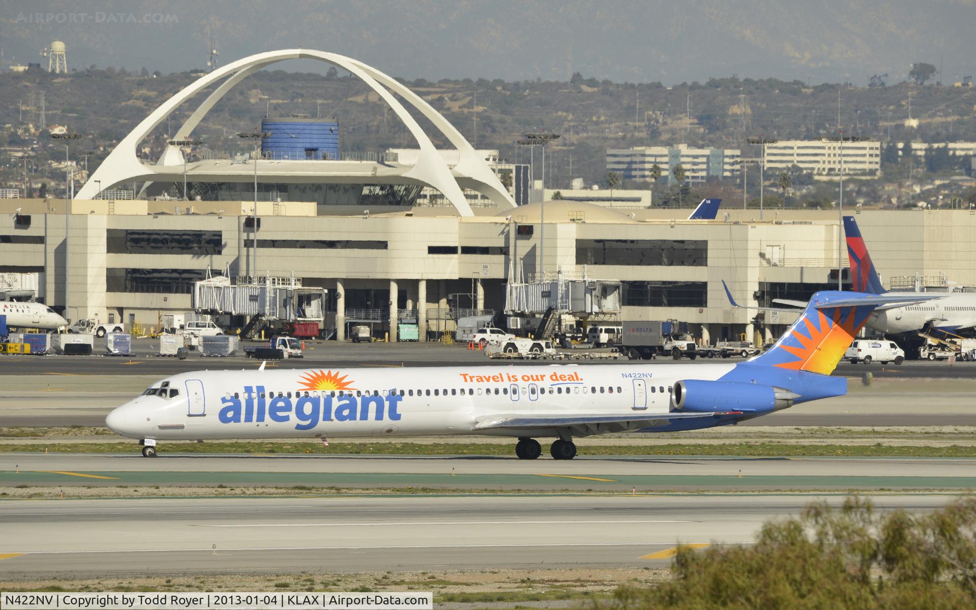 N422NV, 1985 McDonnell Douglas MD-82 (DC-9-82) C/N 49381, Taxiing to gate