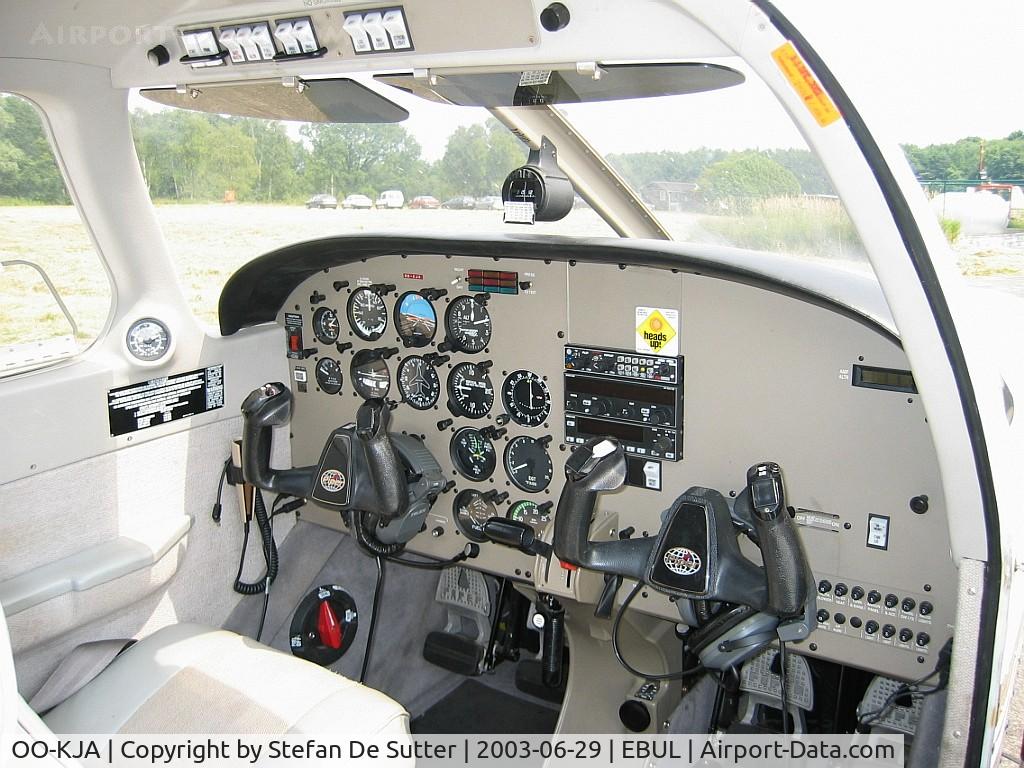 OO-KJA, 1998 Piper PA-28-181 Archer II C/N 28-43172, Cockpit view.