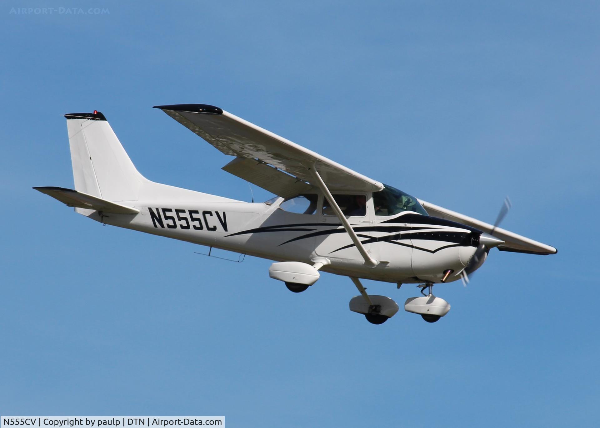 N555CV, 1976 Cessna 172M C/N 17267112, Landing at Downtown Shreveport.