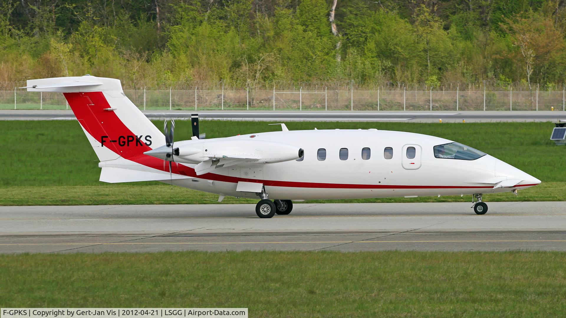 F-GPKS, 2009 Piaggio P-180 Avanti II C/N 1186, taxiing out at GVA