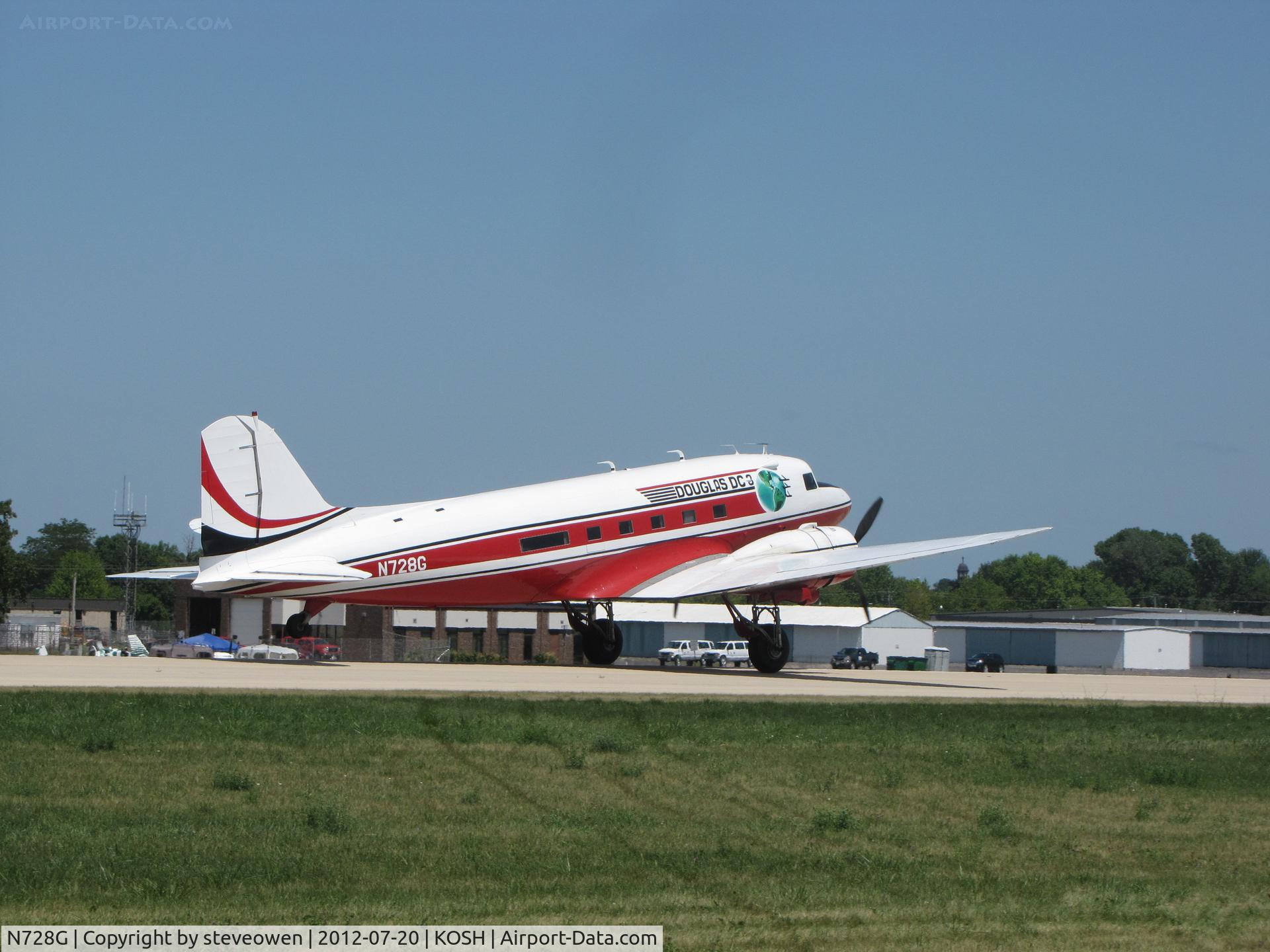 N728G, 1942 Douglas DC-3C (C-47-DL) C/N 4359, Landing runway 09